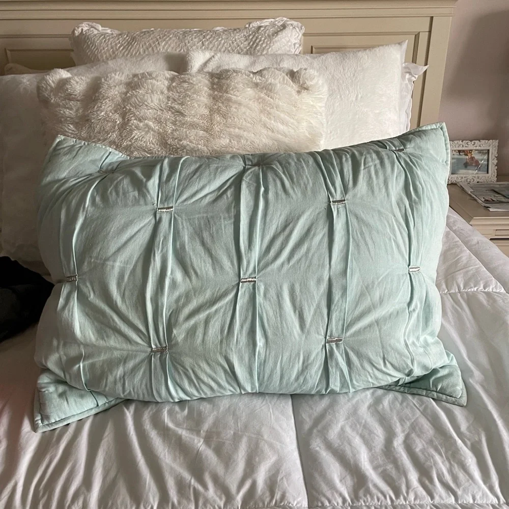 Set of shams crescent stitch turquoise , light blue . Good quality ,nice body .